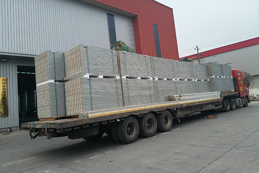 彩鋼夾芯板和彩鋼復(fù)合板有什么區(qū)別?